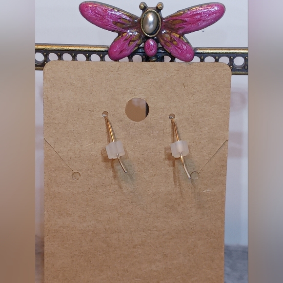 Earrings: Ivory tear drop pearl Angel on silver earwires. - Picture 4 of 5